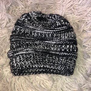 Black and White Beanie🖤